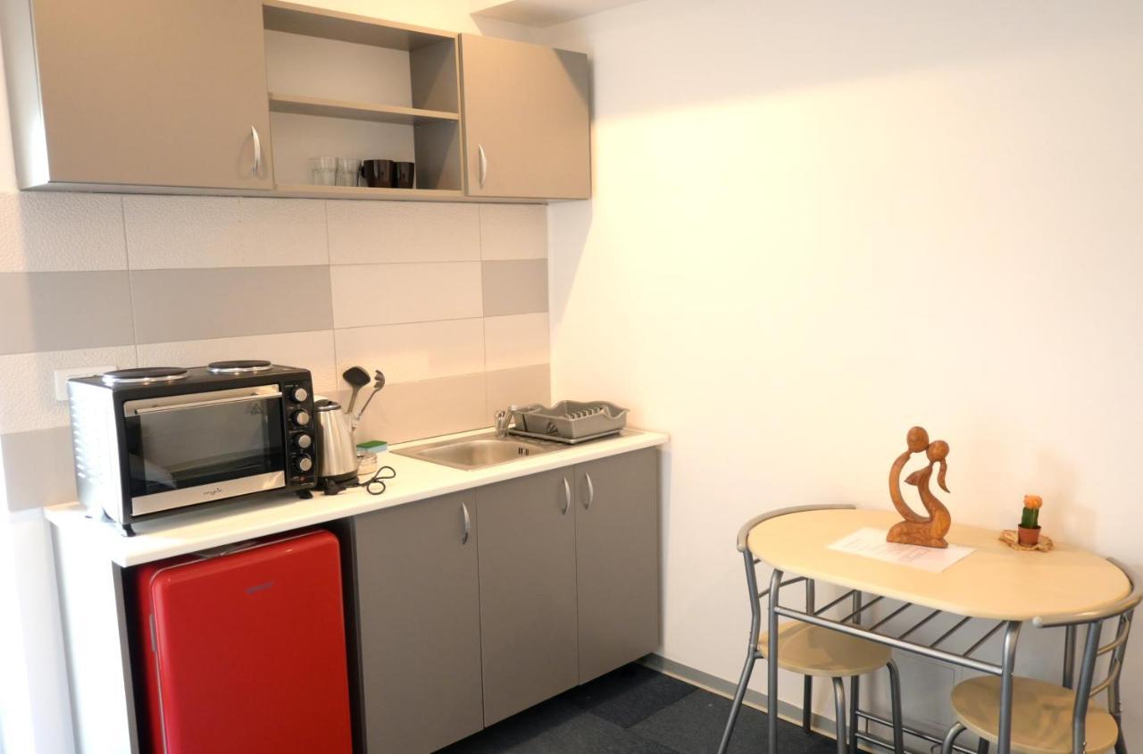 Luana Airport Apartments #4 Отопени Екстериор снимка